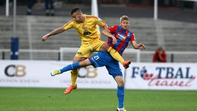 Fotbalový propletenc v podání Petra Malého z Dukly (vlevo) a plzeňského Václava Procházky. Fotbalový propletenc v podání Petra Malého z Dukly (vlevo) a plzeňského Václava Procházky.
