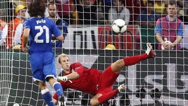 Andrea Pirlo uchvátil na Euru panenkovskou penaltou ve čtvrtfinálovém rozstřelu s Anglií. Andrea Pirlo uchvátil na Euru panenkovskou penaltou ve čtvrtfinálovém rozstřelu s Anglií.