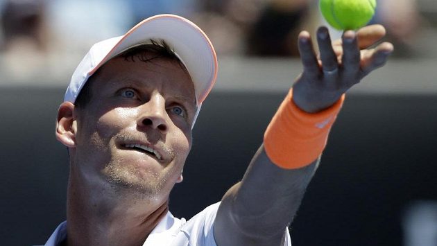 Tomáš Berdych podává v utkání 1. kola Australian Open. Tomáš Berdych podává v utkání 1. kola Australian Open.