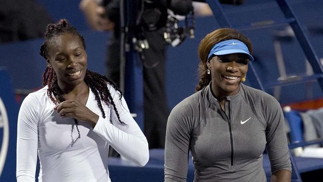 Americké tenisové duo Venus Williamsová (vlevo) a Serena Williamsová. Americké tenisové duo Venus Williamsová (vlevo) a Serena Williamsová.