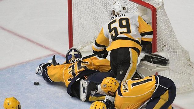 Gólman Nashvillu Pekka Rinne (35) zastavuje nejlepšího střelce play off NHL Jakea Guentzela (59). Gólman Nashvillu Pekka Rinne (35) zastavuje nejlepšího střelce play off NHL Jakea Guentzela (59).
