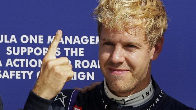 Vítězné gesto pilota stáje Red Bull Sebastiana Vettela po triumfu v kvalifikaci na Velkou cenu Itálie v Monze. Vítězné gesto pilota stáje Red Bull Sebastiana Vettela po triumfu v kvalifikaci na Velkou cenu Itálie v Monze.
