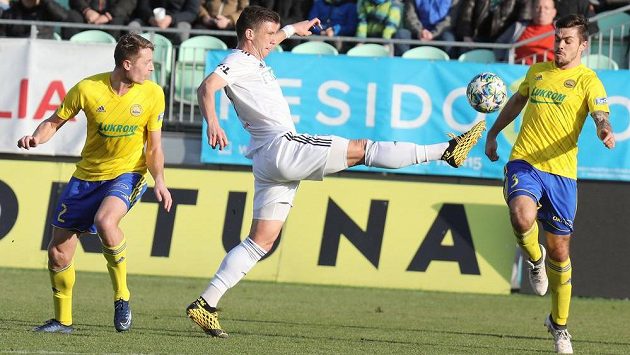 Zleva Dominik Simerský ze Zlína, Vojtěch Smrž z Karviné, Petr Buchta ze Zlína. Zleva Dominik Simerský ze Zlína, Vojtěch Smrž z Karviné, Petr Buchta ze Zlína.