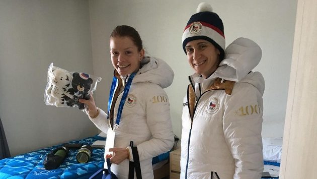 Martina Sáblíková (vpravo) s reprezentační kolegyní Nikolou Zdráhalovou ve svém pokoji v olympijské vesnici. Martina Sáblíková (vpravo) s reprezentační kolegyní Nikolou Zdráhalovou ve svém pokoji v olympijské vesnici.