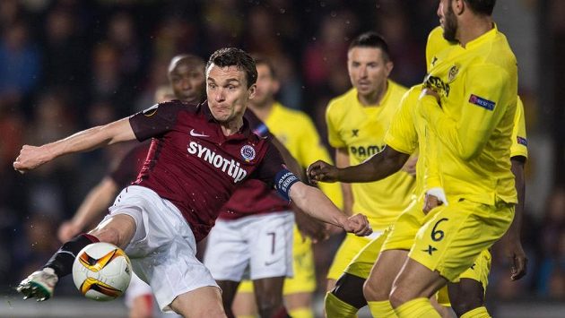 David Lafata ze Sparty Praha střílí v zápase s Villarrealem. David Lafata ze Sparty Praha střílí v zápase s Villarrealem.