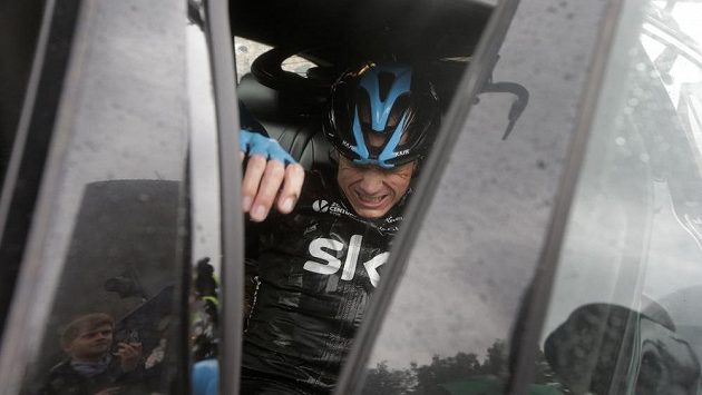 Christopher Froome opouští letošní Tour a nastupuje do týmového vozu. Christopher Froome opouští letošní Tour a nastupuje do týmového vozu.