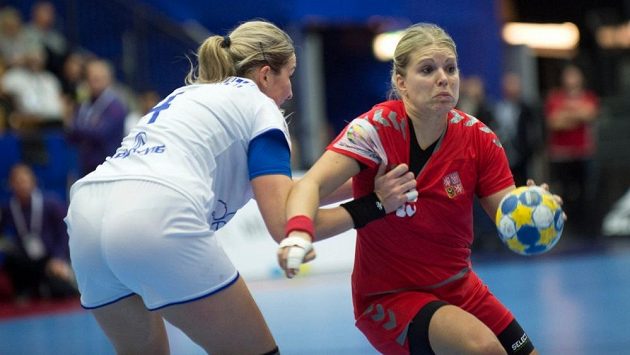 Česká házenkářka Michaela Hrbková (vpravo) v utkání s Ruskem. Česká házenkářka Michaela Hrbková (vpravo) v utkání s Ruskem.