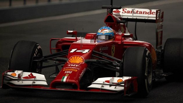 Fernando Alonso s nosatým F14 T během testů v Jerezu. Fernando Alonso s nosatým F14 T během testů v Jerezu.