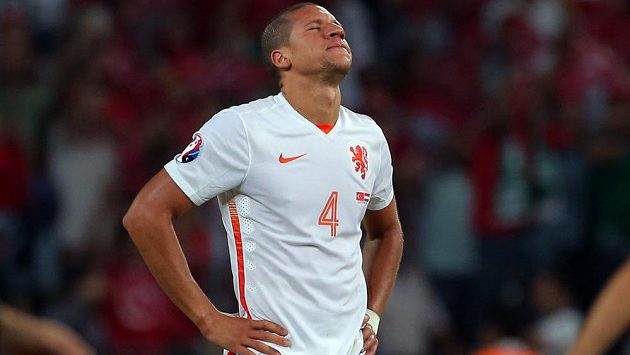 Smutný nizozemský stoper Jeffry Bruma po porážce v Turecku. Smutný nizozemský stoper Jeffry Bruma po porážce v Turecku.