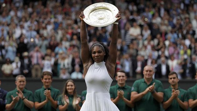 Serena Williamsová s trofejí pro vítězku Wimbledonu. Serena Williamsová s trofejí pro vítězku Wimbledonu.