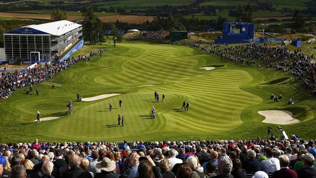 Golfisté si na Ryder Cupu zatrénovali i na tomto nádherném hřišti, které je dovede k 18. jamce. Golfisté si na Ryder Cupu zatrénovali i na tomto nádherném hřišti, které je dovede k 18. jamce.