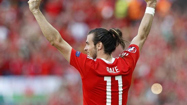 Velšan Gareth Bale se raduje z postupu do čtvrtfinále evropského šampionátu. Velšan Gareth Bale se raduje z postupu do čtvrtfinále evropského šampionátu.
