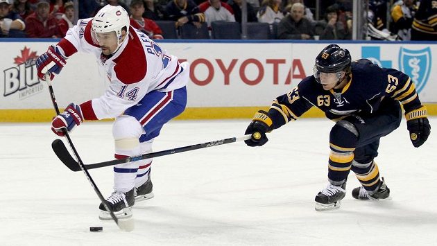 Tomáš Plekanec (vlevo) z Montrealu Canadiens střílí na branku Buffala Sabres v zápase kanadskoamerické NHL. Tomáš Plekanec (vlevo) z Montrealu Canadiens střílí na branku Buffala Sabres v zápase kanadskoamerické NHL.