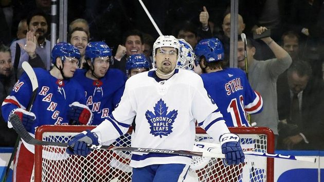 Cody Ceci (83) z Toronta před radujícími se hráči New York Rangers. Cody Ceci (83) z Toronta před radujícími se hráči New York Rangers.