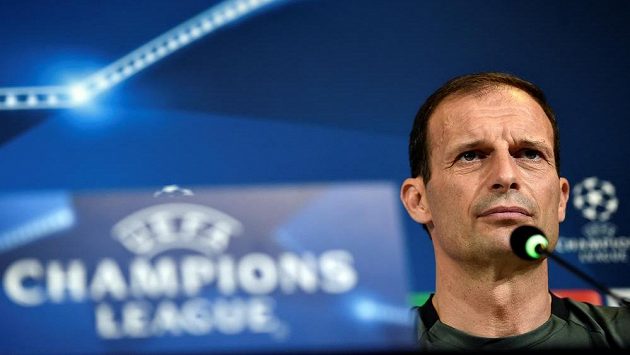 Trenér Juventusu Massimiliano Allegri sezranil při charitativním utkání. V sobotu ale nebude chybět na lavičce turínského týmu ve finále Ligy mistrů proti Realu Madrid. Trenér Juventusu Massimiliano Allegri sezranil při charitativním utkání. V sobotu ale nebude chybět na lavičce turínského týmu ve finále Ligy mistrů proti Realu Madrid.