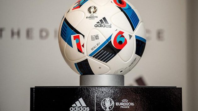 Oficiální míč Beau Jeu pro EURO 2016. Ilustrační foto. Oficiální míč Beau Jeu pro EURO 2016. Ilustrační foto.