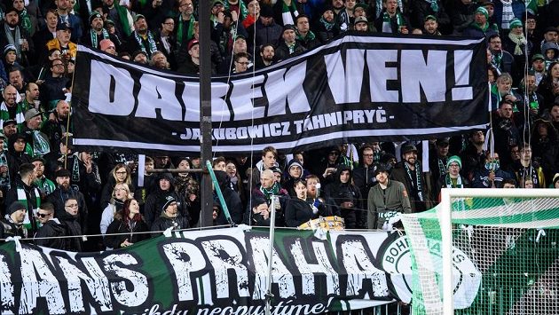 Fanoušci Bohemians a jejich vzkaz řediteli klubu Darkui Jakubowiczovi během utkání s MFK Karviná. Fanoušci Bohemians a jejich vzkaz řediteli klubu Darkui Jakubowiczovi během utkání s MFK Karviná.