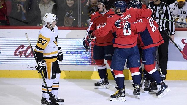 Hvězdný útočník Pittsburghu Penguins Sidney Crosby (87) musel překousnout, že jeho tým prohrál v NHL s Washingtonem Capitals. Hvězdný útočník Pittsburghu Penguins Sidney Crosby (87) musel překousnout, že jeho tým prohrál v NHL s Washingtonem Capitals.
