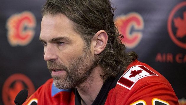 Jaromír Jágr na tiskové konferenci Calgary Flames. Jaromír Jágr na tiskové konferenci Calgary Flames.