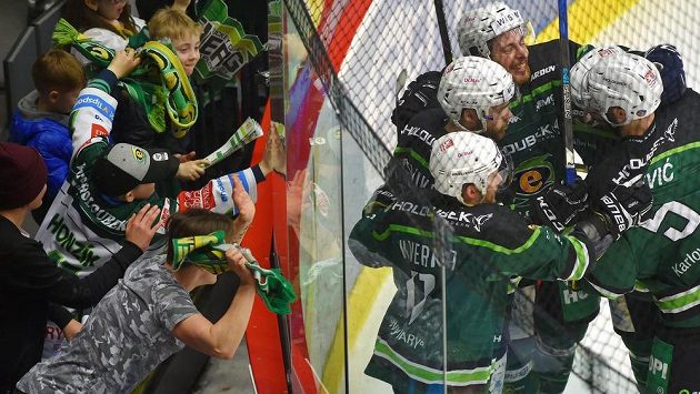 Karlovarští hráči spolu s fanoušky slaví třetí gól. Karlovarští hráči spolu s fanoušky slaví třetí gól.