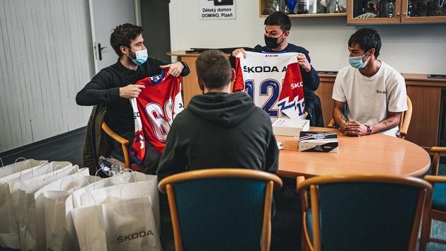 Český hokejový brankář Pavel Francouz se proměnil v Ježíška, naděloval v dětském domově v Plzni. Český hokejový brankář Pavel Francouz se proměnil v Ježíška, naděloval v dětském domově v Plzni.