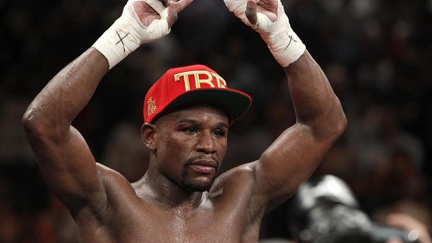 Floyd Mayweather oslavuje těsné vítězství v duelu proti Argentinci Maidanovi. Floyd Mayweather oslavuje těsné vítězství v duelu proti Argentinci Maidanovi.