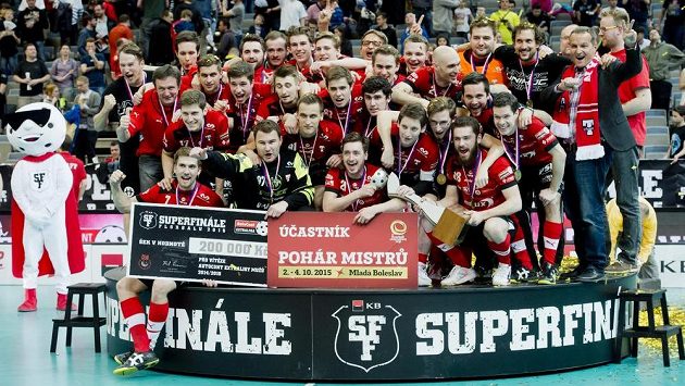 Florbalisté Tatranu Střešovice se radují ze zisku mistrovského titulu. Florbalisté Tatranu Střešovice se radují ze zisku mistrovského titulu.