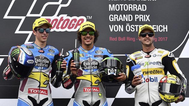 Švýcar Thomas Lüthi (vpravo) na stupních po závodě Moto 2 při GP Rakouska, uprostřed Ital Franco Morbidelli, vlevo Španěl Alex Marquez Švýcar Thomas Lüthi (vpravo) na stupních po závodě Moto 2 při GP Rakouska, uprostřed Ital Franco Morbidelli, vlevo Španěl Alex Marquez