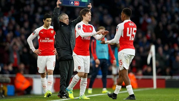 Tomáš Rosický se v sobotu po osmi měsících vrátil na trávník, ale minimálně celý únor ale znovu promarodí. Tomáš Rosický se v sobotu po osmi měsících vrátil na trávník, ale minimálně celý únor ale znovu promarodí.