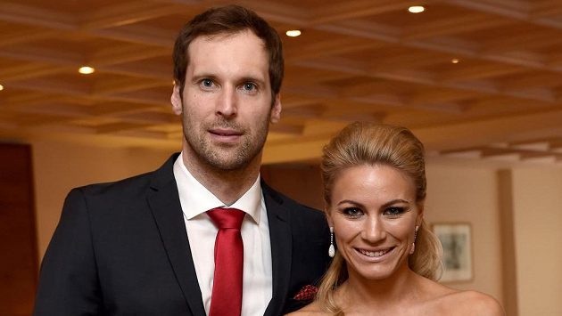 Petr Čech a manželka Martina loni během vyhlášení jubilejního 50. ročníku ankety Fotbalista roku. Petr Čech a manželka Martina loni během vyhlášení jubilejního 50. ročníku ankety Fotbalista roku.