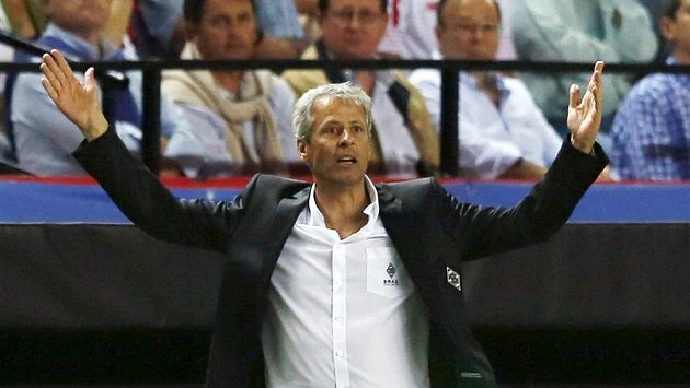 Kouč Mönchengladbachu Lucien Favre při utkání v Seville. Kouč Mönchengladbachu Lucien Favre při utkání v Seville.