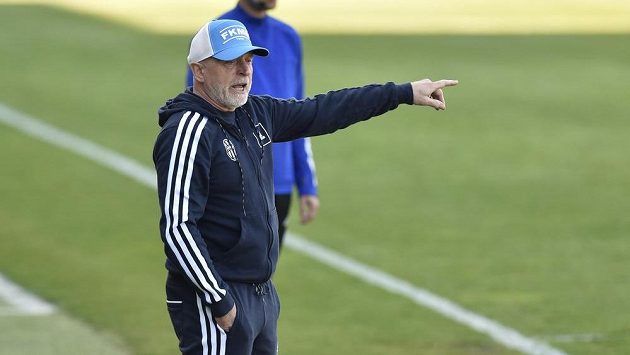Trenér Karel Jaromír během utkání 1. FC Slovácko - FK Mladá Boleslav Trenér Karel Jaromír během utkání 1. FC Slovácko - FK Mladá Boleslav