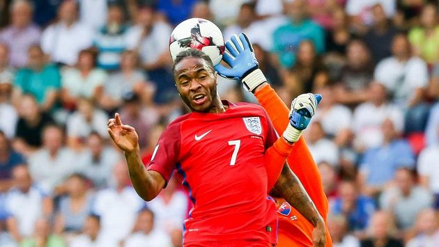 Slovenský brankář Matuš Kozáčik (vzadu) a Angličan Raheem Sterling během utkání kvalifikace na MS 2018 v trnavě. Slovenský brankář Matuš Kozáčik (vzadu) a Angličan Raheem Sterling během utkání kvalifikace na MS 2018 v trnavě.