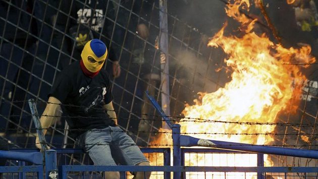 Maskovaný příznivec pražské Sparty během utkání s Ostravou. Maskovaný příznivec pražské Sparty během utkání s Ostravou.