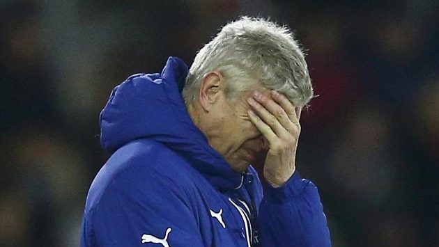 Arséne Wenger při prohře Arsenalu na hřišti Southamptonu. Arséne Wenger při prohře Arsenalu na hřišti Southamptonu.