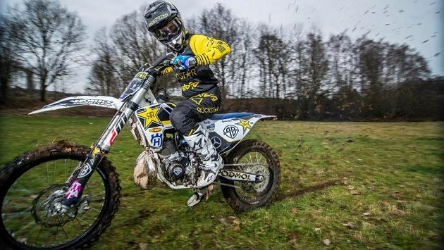 Freestyle motokrosař Libor Podmol se rozhodl po pěti letech vyměnit značku svého motocyklu. Od letošního roku přešel z Yamahy na Husqvarnu. Freestyle motokrosař Libor Podmol se rozhodl po pěti letech vyměnit značku svého motocyklu. Od letošního roku přešel z Yamahy na Husqvarnu.