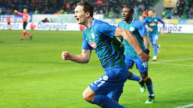 Milan Škoda se při ligové premiéře v Turecku mohl radovat ze dvou vstřelených gólů. Svému Rizesporu zajistil vítězství. Milan Škoda se při ligové premiéře v Turecku mohl radovat ze dvou vstřelených gólů. Svému Rizesporu zajistil vítězství.