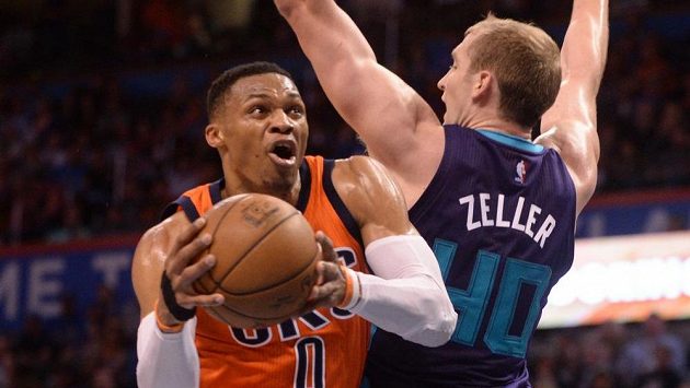 Russell Westbrook (0) z Oklahomy a Cody Zeller (40) z Charlotte. Russell Westbrook (0) z Oklahomy a Cody Zeller (40) z Charlotte.