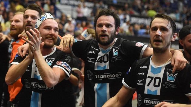 Florbalisté Mladé Boleslavi (v popředí zleva) Milan Tomašík, Jiří Curney a Petr Krzyžanek oslavují extraligový triumf. Florbalisté Mladé Boleslavi (v popředí zleva) Milan Tomašík, Jiří Curney a Petr Krzyžanek oslavují extraligový triumf.