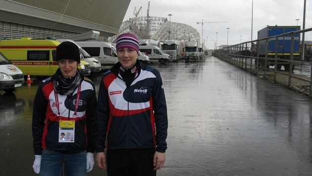 Martina Sáblíková (vlevo) s Karolínou Erbanovou v Soči, v pozadí rozestavěný hlavní olympijský stadión. Martina Sáblíková (vlevo) s Karolínou Erbanovou v Soči, v pozadí rozestavěný hlavní olympijský stadión.