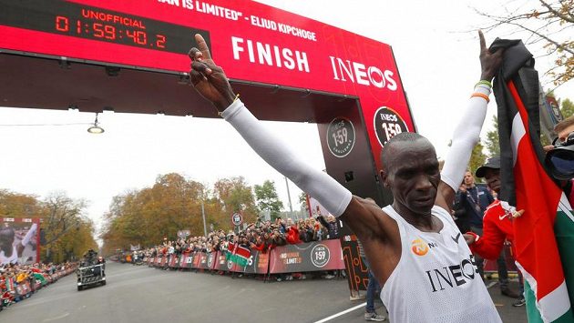 Eliud Kipchoge překonal dvouhodinovou hranici na maratonské trati. Eliud Kipchoge překonal dvouhodinovou hranici na maratonské trati.