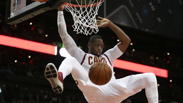 Dwyane Wade z Clevelandu Cavaliers smečuje v duelu proti Atlantě Hawks. Dwyane Wade z Clevelandu Cavaliers smečuje v duelu proti Atlantě Hawks.