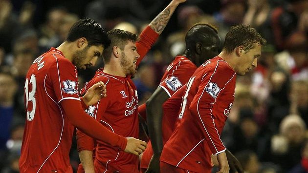 Alberto Moreno (druhý zleva) se raduje se spoluhráči z Liverpoolu z gólu, který vstřelil Swansea. Alberto Moreno (druhý zleva) se raduje se spoluhráči z Liverpoolu z gólu, který vstřelil Swansea.