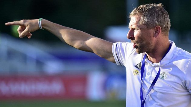 Martin Hašek diriguje svůj tým během utkání Bohemians na Dukle Martin Hašek diriguje svůj tým během utkání Bohemians na Dukle