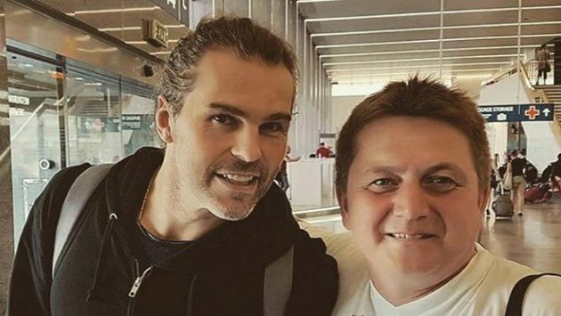 Jaromír Jágr se na letišti vyfotil s fanoušky. Jaromír Jágr se na letišti vyfotil s fanoušky.