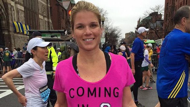 Amy Keil po doběhnutí bostonského maratónu. Amy Keil po doběhnutí bostonského maratónu.