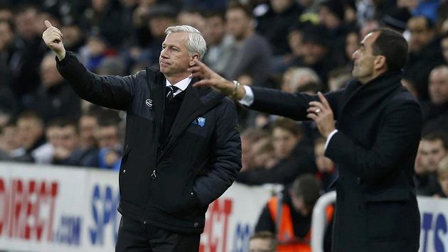 Alan Pardew (vlevo) v plném pracovním nasazení. Alan Pardew (vlevo) v plném pracovním nasazení.