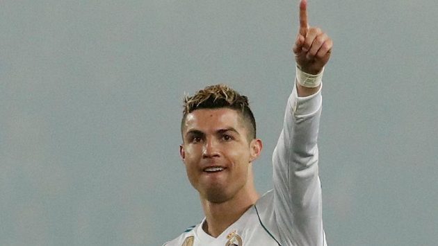 Hvězdný Cristiano Ronaldo z Realu Madrid slaví svou trefu v Lize mistrů na hřišti PSG. Hvězdný Cristiano Ronaldo z Realu Madrid slaví svou trefu v Lize mistrů na hřišti PSG.