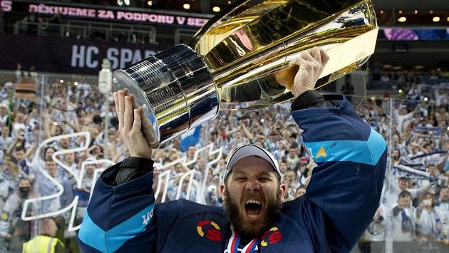 Gólman Ján Lašák s pohárem pro vítěze extraligy. Gólman Ján Lašák s pohárem pro vítěze extraligy.