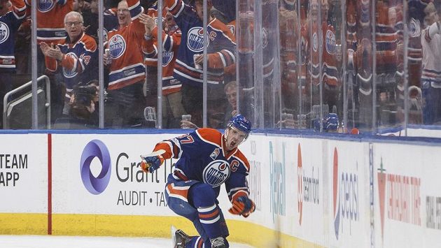 Connor McDavid slaví s domácími fanoušky svůj gól. Connor McDavid slaví s domácími fanoušky svůj gól.